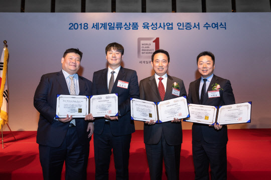 지난달 말 서울 삼성동 그랜드인터콘티넨탈 호텔에서 열린 2018 세계일류상품 인증서 수여식에서 이제우 효성티앤씨 부장(왼쪽부터), 김강석 효성중공업 차장, 이시연 효성첨단소재 상무, 이용성 효성화학 부장 등 수상 계열사 관계자들이 기념사진을 찍고 있다. 효성 계열사들은 효성티앤씨의 에어로쿨 등 총 9개 제품이 세계일류상품에 선정돼 인증서를 받았다. <효성 제공>